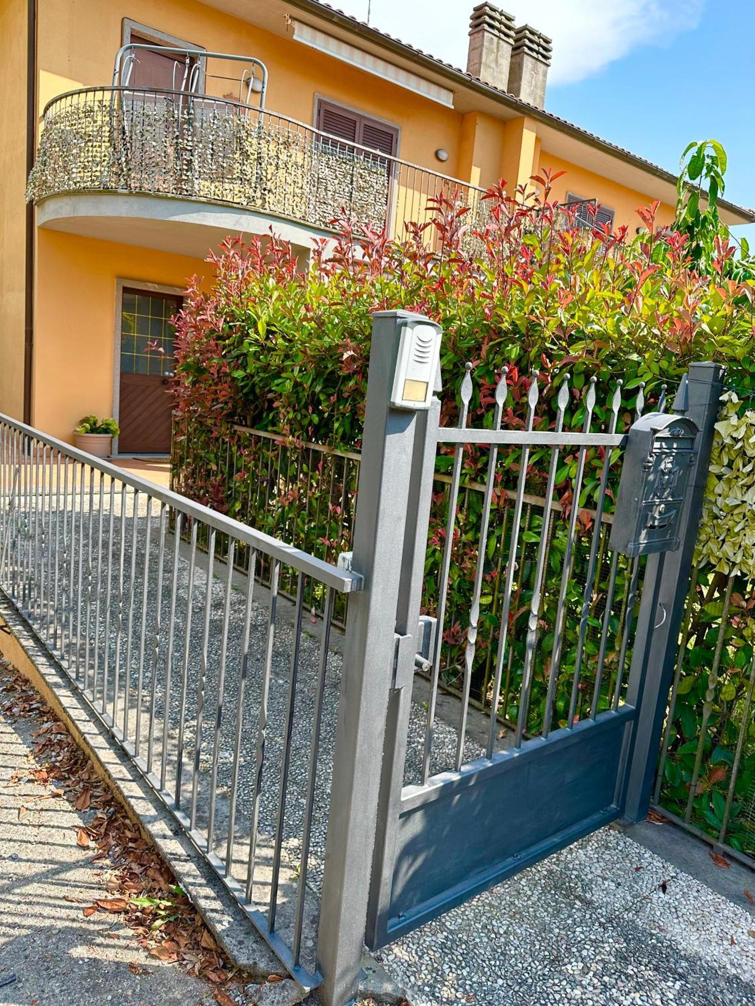דירות מונטפיאסקונה La Casa Di Maurizio מראה חיצוני תמונה